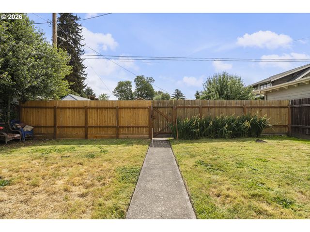 942 Ne SUMMER St, Salem, OR 97301