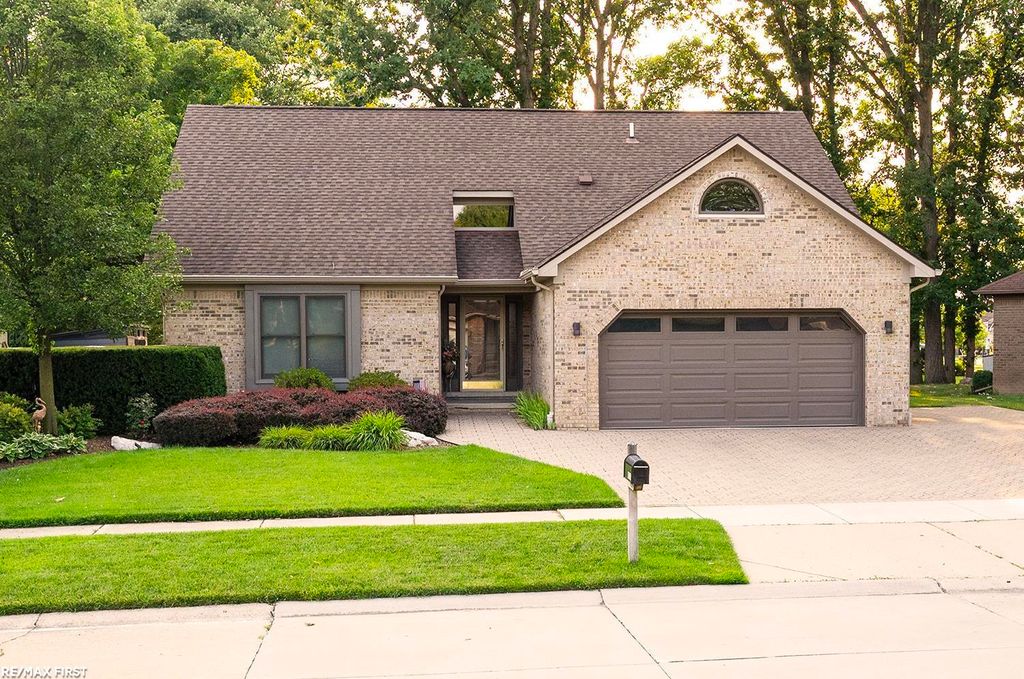 48315 Walden Rd, Macomb Twp, MI 48044