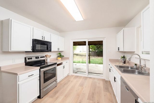 8154 HEIGHTS VLY, Converse, TX 78109