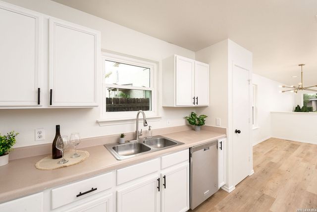 8154 HEIGHTS VLY, Converse, TX 78109