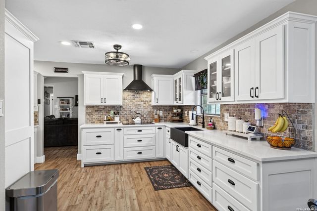 104 Sunnyland, Castroville, TX 78009