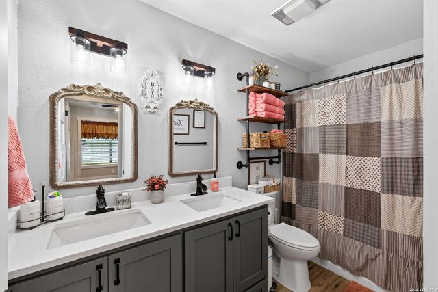 104 Sunnyland, Castroville, TX 78009