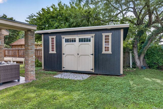 104 Sunnyland, Castroville, TX 78009