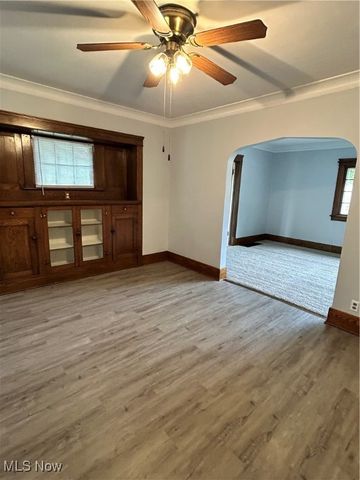 517 Oak Knoll Avenue SE, Warren, OH 44483