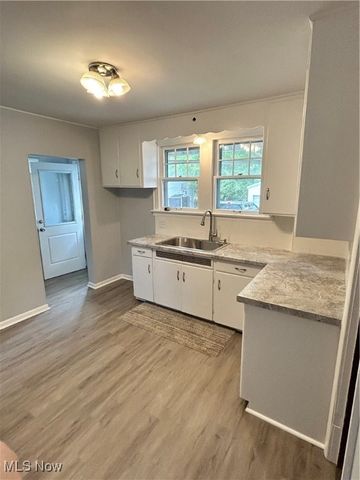 517 Oak Knoll Avenue SE, Warren, OH 44483