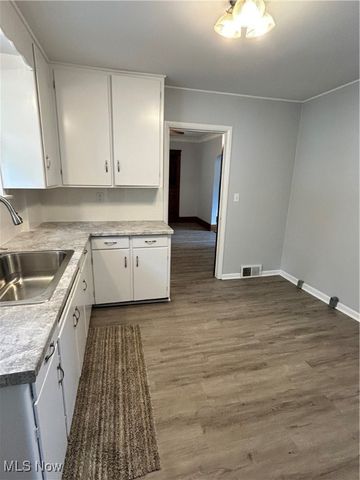 517 Oak Knoll Avenue SE, Warren, OH 44483