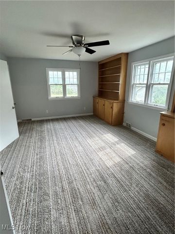 517 Oak Knoll Avenue SE, Warren, OH 44483