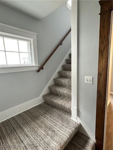 517 Oak Knoll Avenue SE, Warren, OH 44483