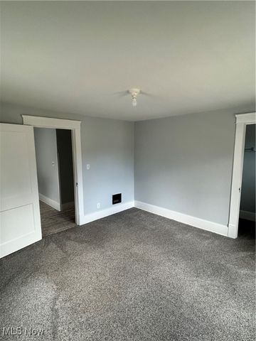 517 Oak Knoll Avenue SE, Warren, OH 44483