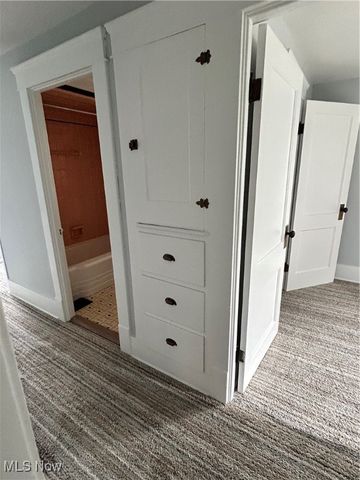 517 Oak Knoll Avenue SE, Warren, OH 44483