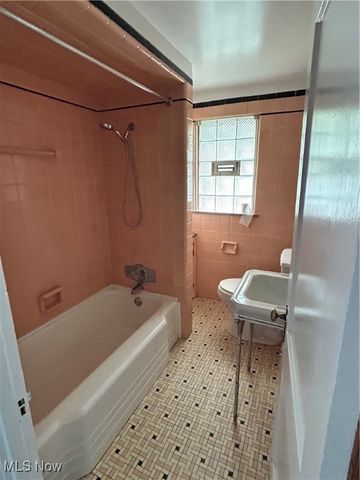 517 Oak Knoll Avenue SE, Warren, OH 44483