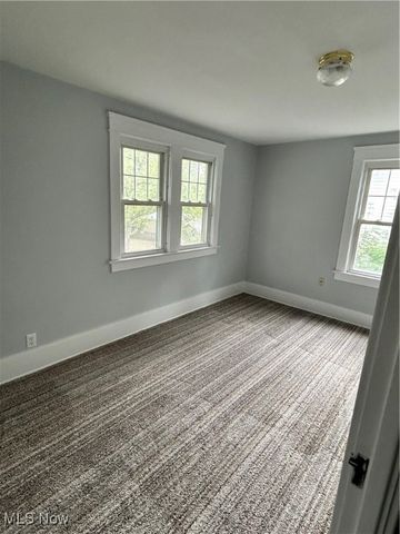 517 Oak Knoll Avenue SE, Warren, OH 44483