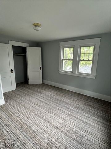 517 Oak Knoll Avenue SE, Warren, OH 44483