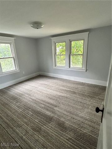 517 Oak Knoll Avenue SE, Warren, OH 44483