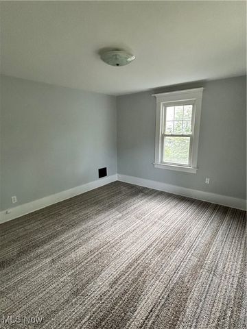 517 Oak Knoll Avenue SE, Warren, OH 44483