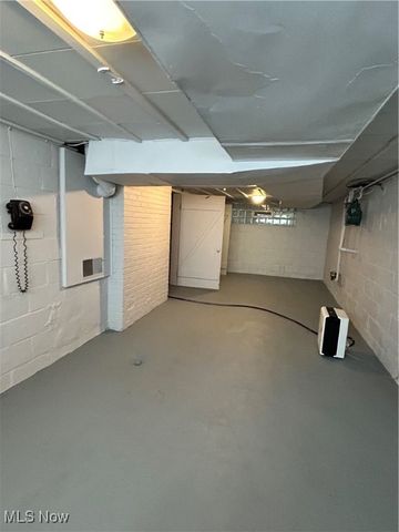 517 Oak Knoll Avenue SE, Warren, OH 44483