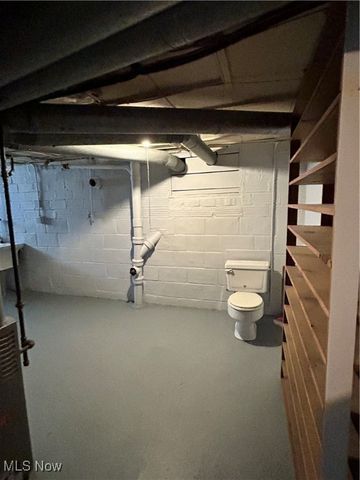 517 Oak Knoll Avenue SE, Warren, OH 44483