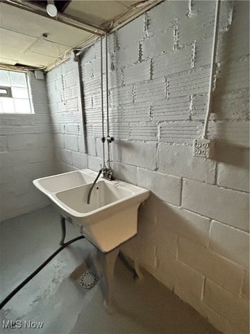 517 Oak Knoll Avenue SE, Warren, OH 44483