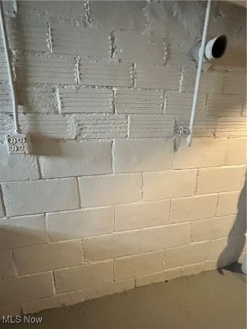 517 Oak Knoll Avenue SE, Warren, OH 44483