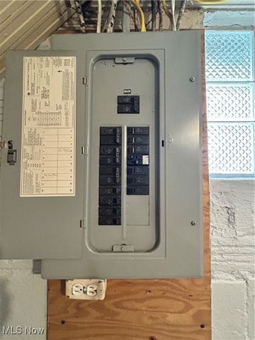 517 Oak Knoll Avenue SE, Warren, OH 44483