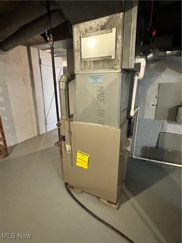 517 Oak Knoll Avenue SE, Warren, OH 44483