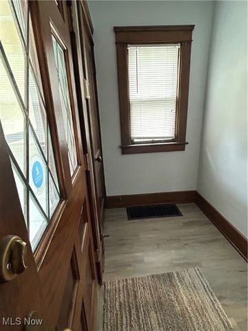 517 Oak Knoll Avenue SE, Warren, OH 44483