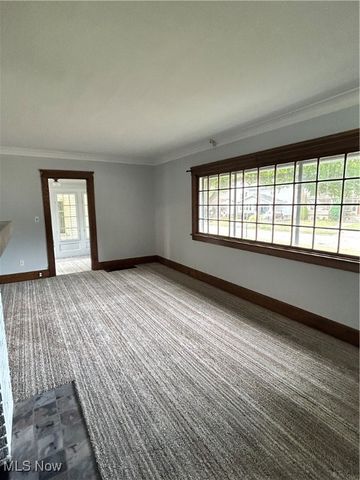 517 Oak Knoll Avenue SE, Warren, OH 44483