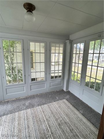 517 Oak Knoll Avenue SE, Warren, OH 44483