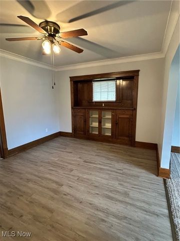 517 Oak Knoll Avenue SE, Warren, OH 44483