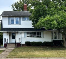 517 Oak Knoll Avenue SE, Warren, OH 44483
