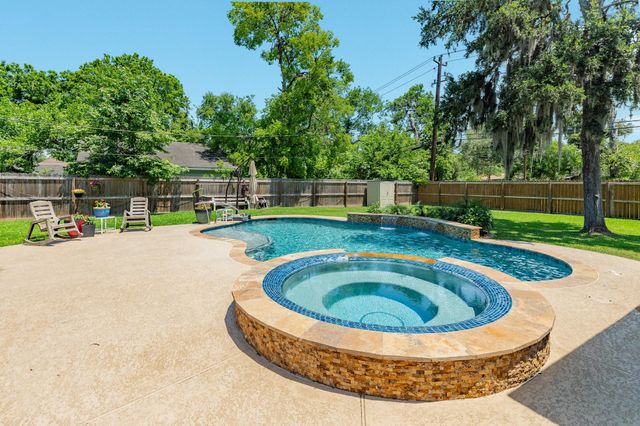 801 Magnolia, Lake Jackson, TX 77566