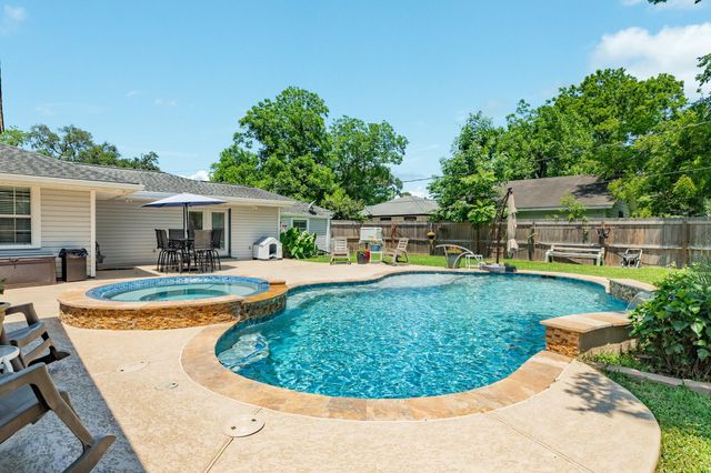 801 Magnolia, Lake Jackson, TX 77566
