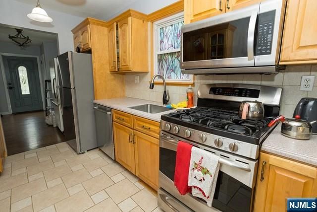 16 Broad Avenue, Paramus, NJ 07652