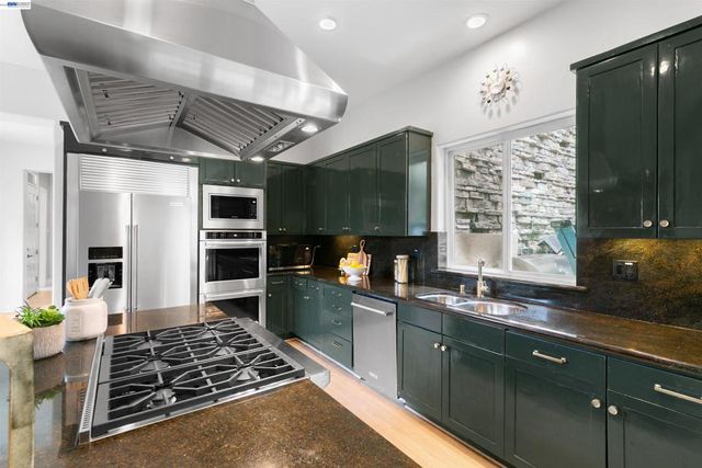 7010 Pinehaven Rd, Oakland, CA 94611