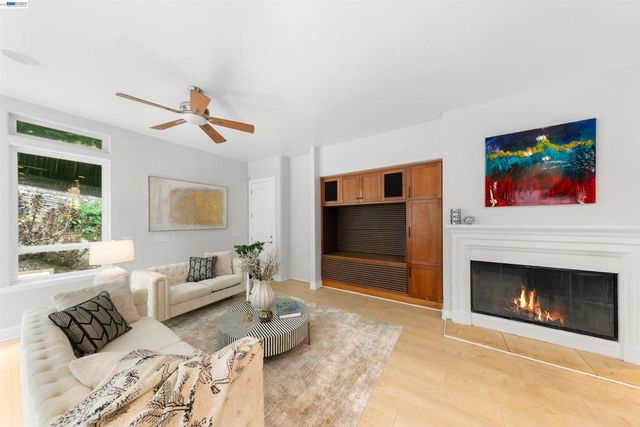 7010 Pinehaven Rd, Oakland, CA 94611