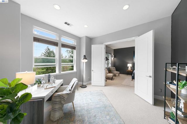 7010 Pinehaven Rd, Oakland, CA 94611