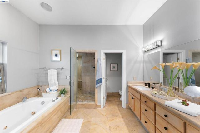 7010 Pinehaven Rd, Oakland, CA 94611