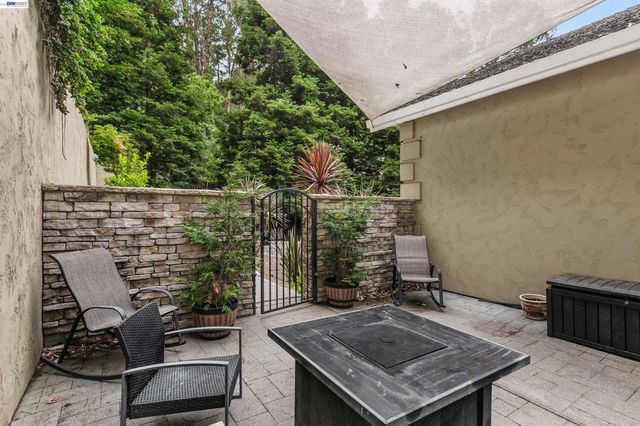 7010 Pinehaven Rd, Oakland, CA 94611