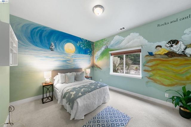 7010 Pinehaven Rd, Oakland, CA 94611