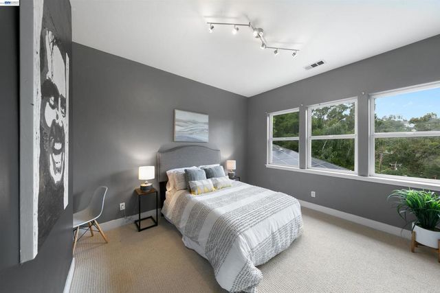 7010 Pinehaven Rd, Oakland, CA 94611