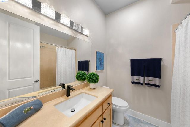 7010 Pinehaven Rd, Oakland, CA 94611