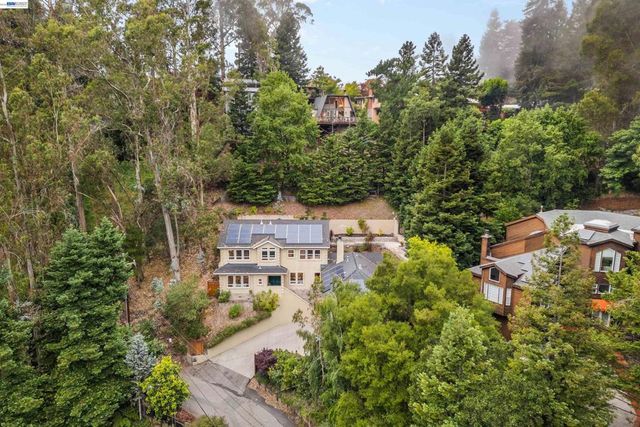 7010 Pinehaven Rd, Oakland, CA 94611