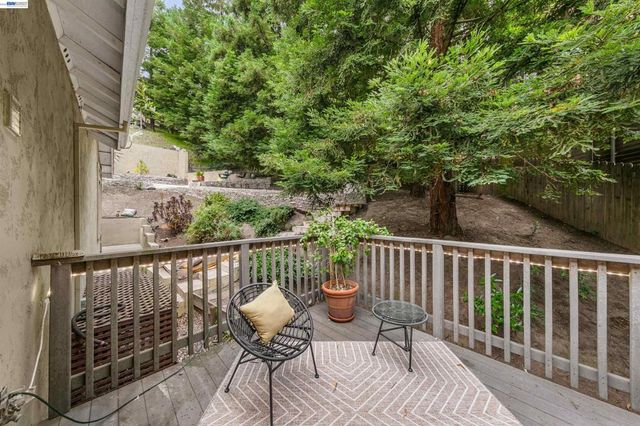 7010 Pinehaven Rd, Oakland, CA 94611