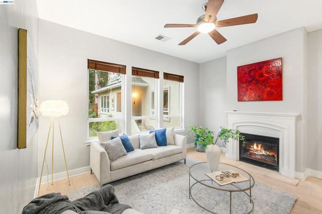 7010 Pinehaven Rd, Oakland, CA 94611