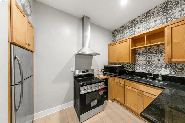 7010 Pinehaven Rd, Oakland, CA 94611