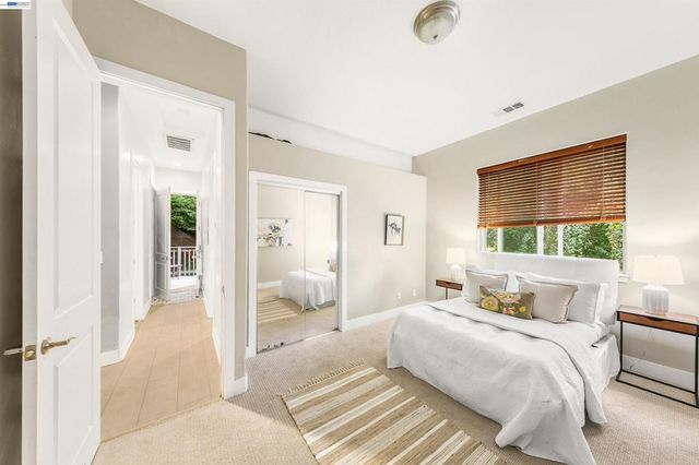 7010 Pinehaven Rd, Oakland, CA 94611