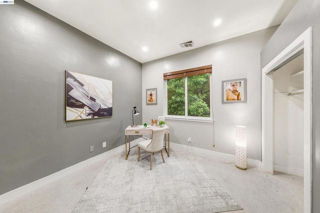 7010 Pinehaven Rd, Oakland, CA 94611