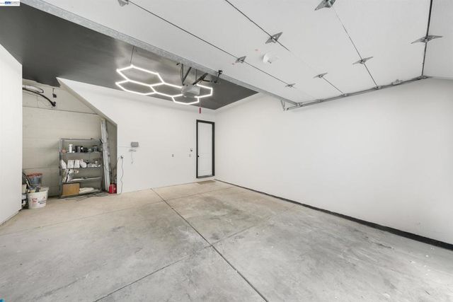 7010 Pinehaven Rd, Oakland, CA 94611