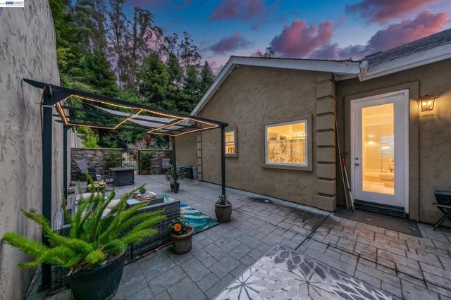 7010 Pinehaven Rd, Oakland, CA 94611