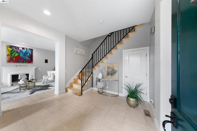 7010 Pinehaven Rd, Oakland, CA 94611